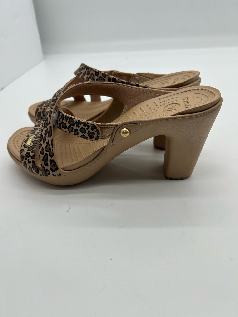 Crocs Cypress IV Women’s Leopard Print Tan Heeled Sandals size 8W NWOT - Picture 3 of 7